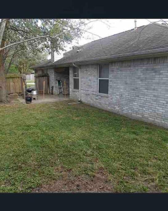 Cozy Pet-friendly Home- Huge Fall/winter Discounts Apartment
